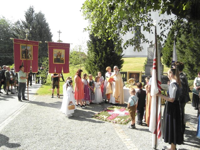 Die feierliche Prozession in St. Oswald ob Eibiswald mit Pfarrer Siegfried Gödl.
