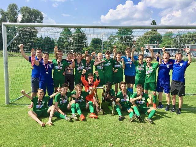 Das Team von Walter Hörmann (2.v.h.li.) und Edgard Daxböck (2.v.h.re.) holten sich mit der steirischen Auswahl den österreichischen Meistertitel.