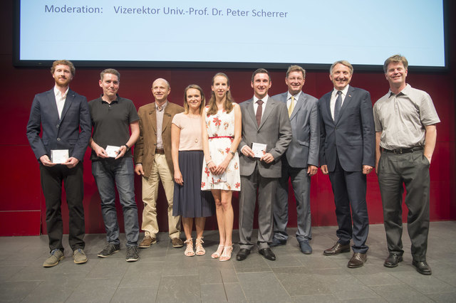 Die Freude ist groß: Die Stipendiaten der Wirtschaftskammer Steiermark bei der Würdigung mit WK-Präsident Josef Herk (2. v. r.) | Foto: Fischer