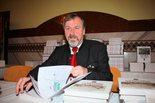Prof. Ernst Lasnik macht einen Rundgang durch Köflach. | Foto: Cescutti