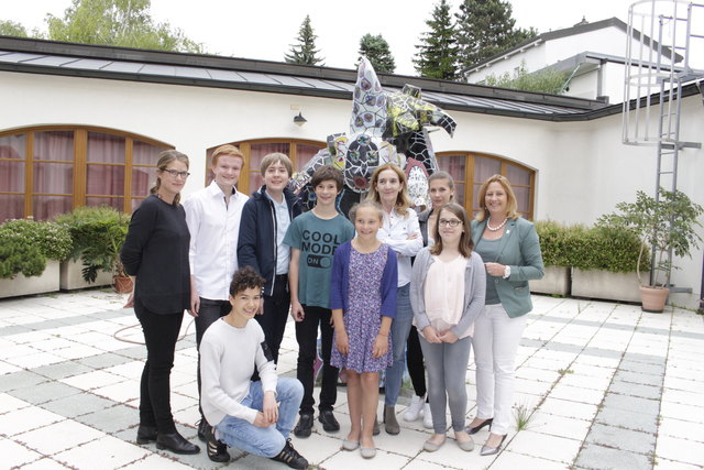 Die Preisträger des 12. Young Poets Festivals mit Bildungsstadträtin DI Dr. Maria-Theresia Eder (re.) und Organisatorin Patricia Brooks (4.v.re.) | Foto: Heindl