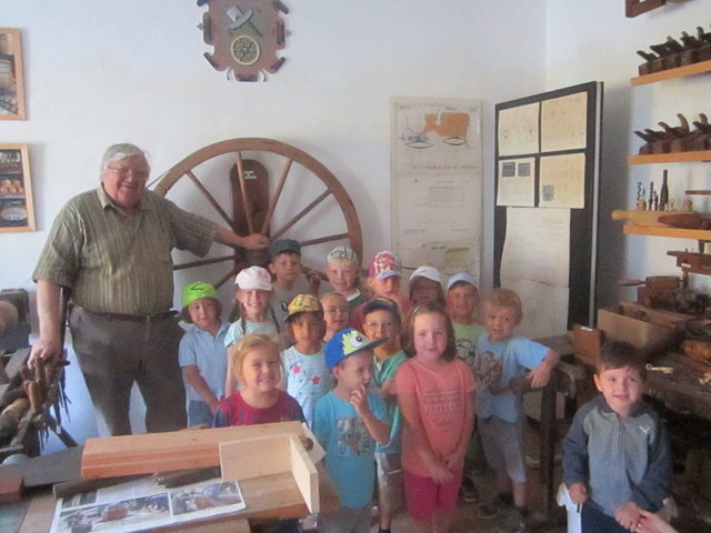 Georg Bruckner führte die Kinder durch sein Tischlereimuseum. | Foto: Kindergarten Deutsch Schützen