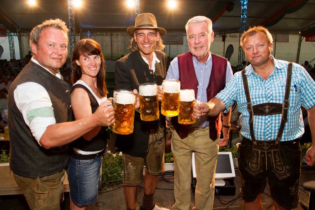 Christian Spritzendorfer (Gastronomieleitung), Doris Heidler (Produktionsleitung), Martin Reinelt (Projektleitung), Bürgermeister Mag. Klaus Schneeberger und Zeltfestwirt Johannes Pichler stießen auf einen gelungen Abend im Festzelt der Wiener Neustädter Frühlingswies'n an | Foto: Magistrat/Weller