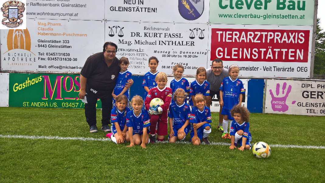 Jugendleiter Rein Wutte (links) und Fritz P. (rechts-Co-Trainer) mit den Mädels der U7
