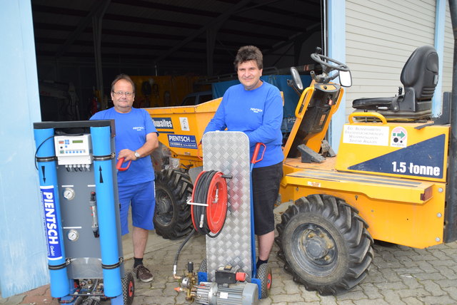 Die Brüder Roman (rechts) und Johann Pientsch werden für Installationsarbeiten und Brunnensanierungen engagiert.