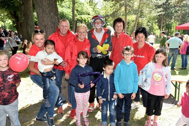 Die SP-Riege mit Fest-Team und den Besuchern.