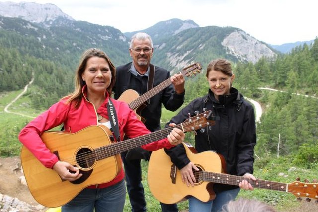 Sandra Fakler (li.) von Simply-Guitar lud auf die Tauplitzalm zum Saisonabschlussfest.