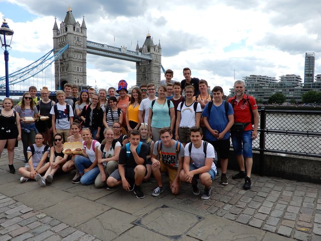 Die Schüler vor der Tower Bridgevor der Towerbridge Organisator Kurt Hartl (Bild Mitte mit Hut) und Englisch-,  sowie Dir. Reinhold Lehrerin Tanja Stadlbauer Petz (r). | Foto: privat