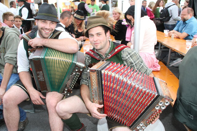 Zünftig spielten "die Haudigen" Alex und Max beim Dorffest auf.