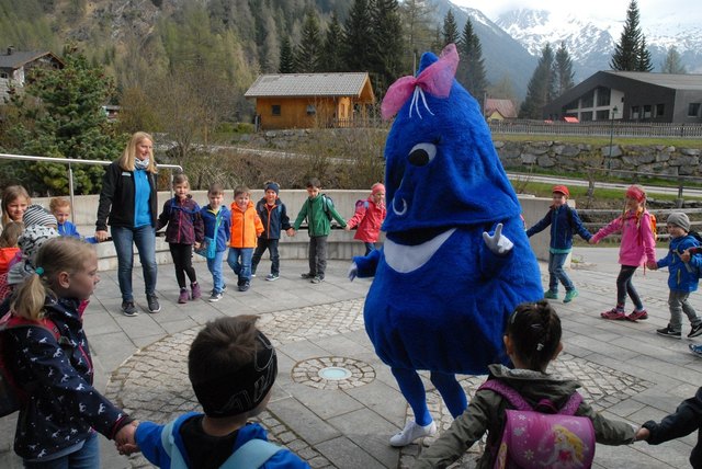 Alina Aqua heißt die Kindergartenkinder willkommen | Foto: KK/HPHT