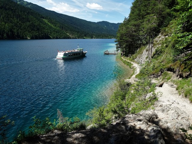 Schiffsanlegestelle "Kleine Steinwand" - hier wäre die Möglichkeit gewesen, den steinigen und steilen Weg zu verlassen und in das Schiff einzusteigen. Aber wir hielten durch, der nächste Höhenweg vor dem Ronacherfels lag vor uns
