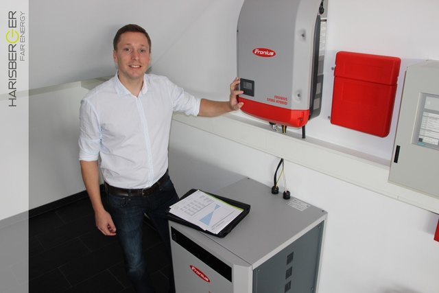 Markus Harisberger aus Eberstalzell bei der Inbetriebnahme eines Solarspeichers