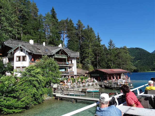 Touristisch erschlossen ist seit langer Zeit der Ronacherfels, eine beliebte Schiffsanlegestelle, bevor das Nordufer felsig und schwer zugänglich wird.
