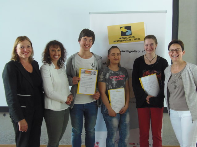 Direktorin Ellen Sieberer, Projektbetreuerin Cornelia Schroll, die teilnehmenden Schüler Benjamin Wechselberger, Sabrina Thorbauer, Sarah Keiler und Isabella Ortner, Organisatorin des Projekts.