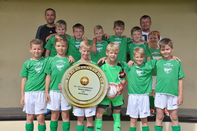 Die U10 Mannschaft des SV Zellerndorf, die den tollen Meistertitel mit ihrem Betreuer und den Eltern feierte.Foto: Privat