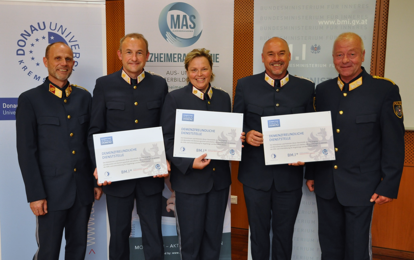 Bei der Zertifikatsverleihung: Klaus Innerwinkler, Gert Grabmeier (PI Obervellach), Marianne Makoru (PI Friesach), Gerald Grebenjak (PI Völkermarkt), Generalmajor Wolfgang Rauchegger (LPD Kärnten)