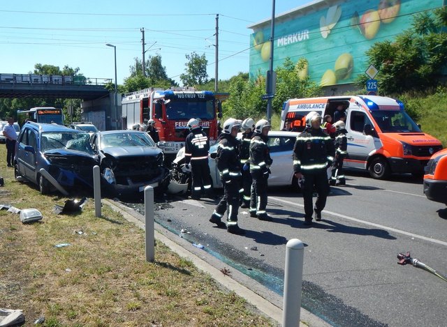 Beim schweren Unfall in Simmering gibt es fünf Verletzte, zum Teil mit schweren Verletzungen. | Foto: MA 68