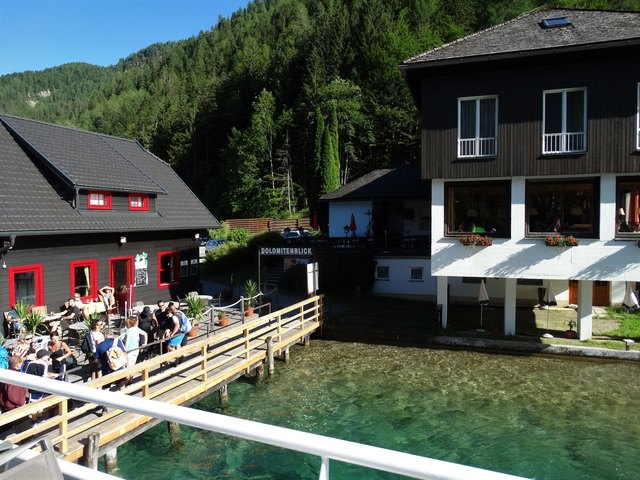Die Schiffsanlegestelle beim Gasthaus Dolomitenblick am Ostufer ist erreicht - für uns hieß es aussteigen.