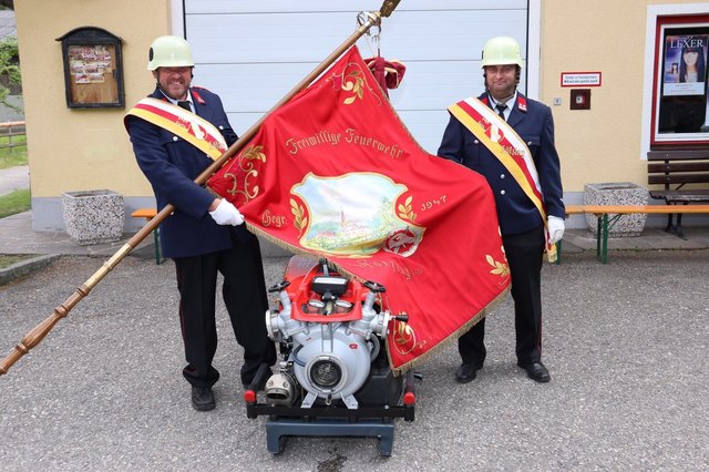 Fähnrich Hans Michael Zojer und Christian Lax mit der neuen Spritze, einer Rosenbauer BMW Fox 3