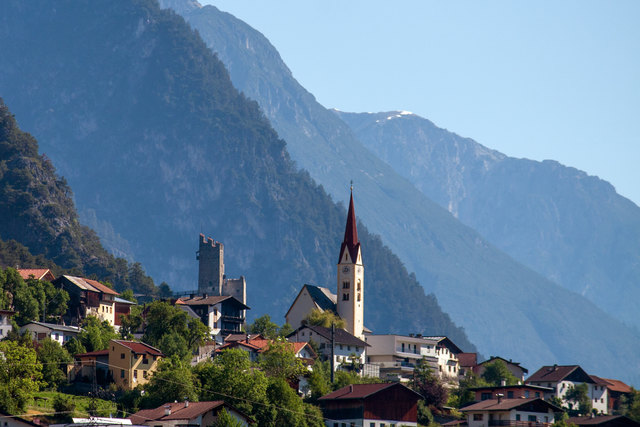 Stanz bei Landeck mit Pfarrkirche und Burgruine Schrofenstein. Klicken Sie in das Bild für den Vollbildmodus welchen ich hier unbedingt empfehle! © Ing. Günter Kramarcsik