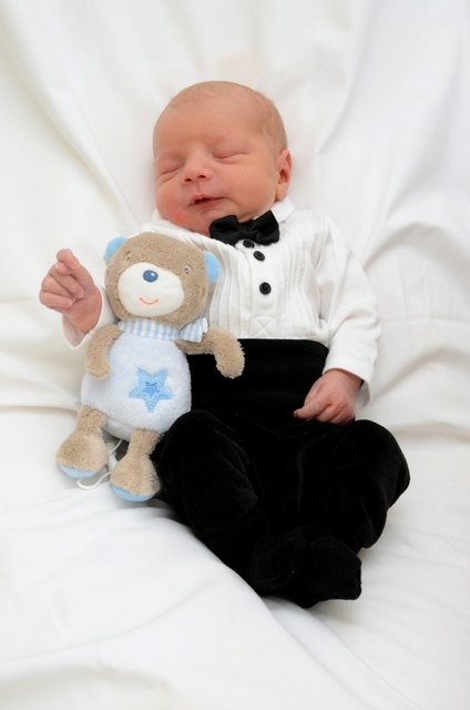 Sebastian Philipp Datum: 1.3.2017 Eltern: Sabine Schieb und Marcel Venturin Geburtsort: LKH Graz Größe: 50cm Gewicht: 3320g | Foto: babysmile