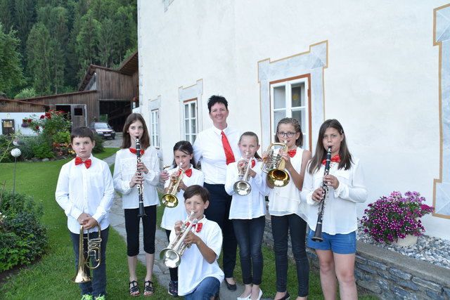 Kapellenleiterin Andrea Engber mit einigen Jungmusikern | Foto: Friessnegg