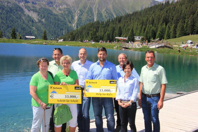 Spendenübergabe: Bettina Hölzl, Hubert Pale, Susi Schöllenberger, Stefan Mangott, Harald Lederer, Georg Geiger, Andrea Pfeifer-Scherl und Benny Pregenzer (v.l).