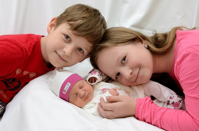 Sophia Datum: 6.3.2017 Eltern: Eszter Szakasics und Gyorgy Bordas Geburtsort: LKH Graz Größe: 51cm Gewicht: 3110g | Foto: babysmile