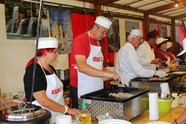Das umfangreiche Küchenteam des MGV sorgte für kroatisches Flair in Mooskirchen. | Foto: Cescutti
