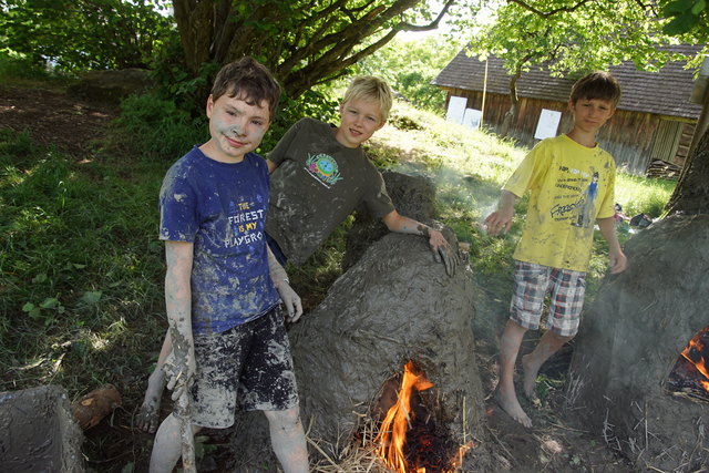 Ordentlich weitergegatscht hatten die Kids der önj Kasten. Ein zweiter Lehmofen wurde gebaut und gleich angeheizt.
