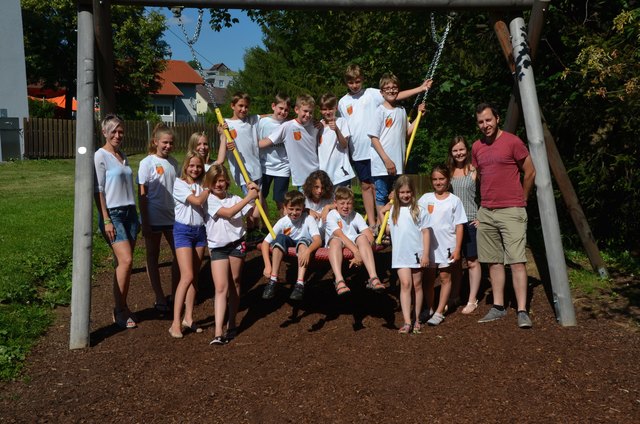 Nadja Maier und Andreas Lackner (ganz rechts) sowie die Gemeinderätin Alexandra Wagner (links) mit den Kindergemeinderäte.