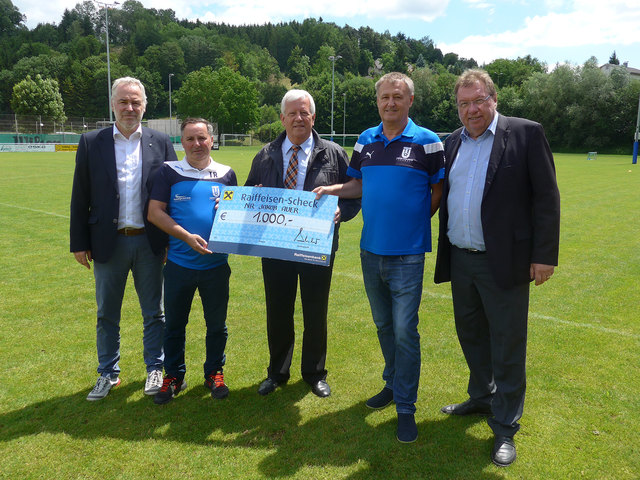 v. l.: Vizebürgermeister Dr. Norbert Mayer, Jugendleiter Andreas Magoc, NR Jakob Auer, Obmann Wolfgang Weingartner und Bürgermeister Andreas Stockinger bei der Scheckübergabe für die Jugendarbeit der UNION Thalheim Fußball.