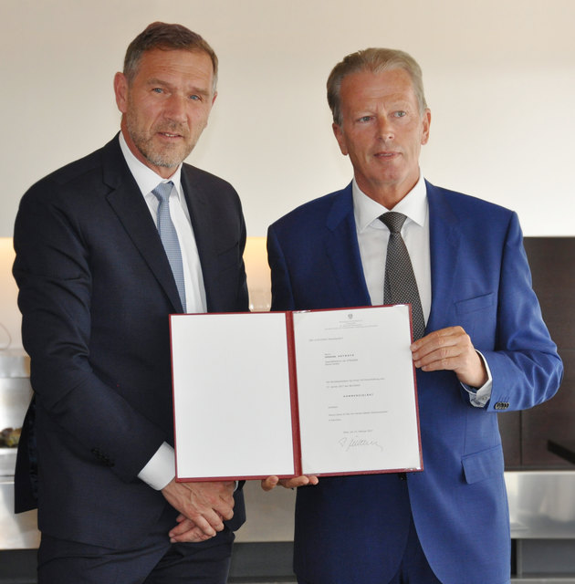 Johannes Artmayr, geschäftsführender Gesellschafter der Strasser Steine GmbH, St. Martin, wurde von Ex-Vizekanzler und -Wirtschaftsminister Reinhold Mitterlehner (r.) mit dem Kommerzialratstitel ausgezeichnet. | Foto: Foto: Strasser Steine