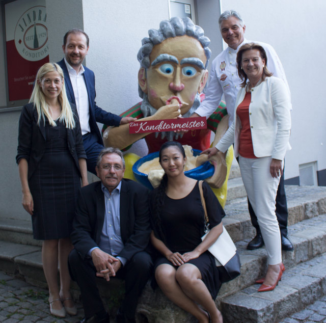 Doris Lang-Mayerhofer, Bernhard Baier, Leo Jindrak, Karin Hörzing (stehend, v.l.) mit den Künstlern Konrad Feichtinger und Marissa Young Lee (sitzend). | Foto: jindrak.at
