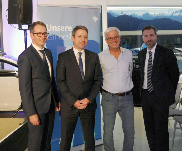 Bildunterschrift:  v.l. n.r.: Joachim  Kranzler (Leiter der Hypo Reutte), Alexander Weiß (Vorstand der Hypo Tirol Bank),  Charly Kleissner und Robert  Lang (Privat Banking Hypo Tirol Bank)
Bildnachweis: Hypo Tirol Bank