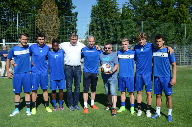 Erich Korherr, Christian Ilzer und Johann Gremsl mit den sechs Neuen des TSV Prolactal Hartberg. | Foto: KK