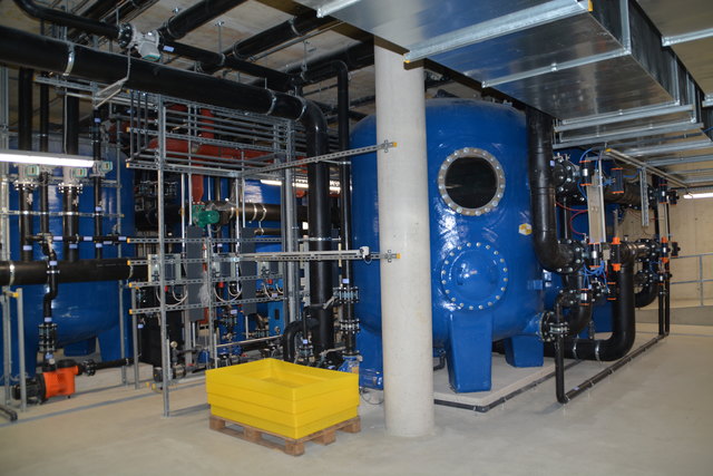 Große Halle im Untergeschoß: Für jeden der vier Wasserkreisläufe ist ein eigener Mehrschichtfilterkessel "zuständig".