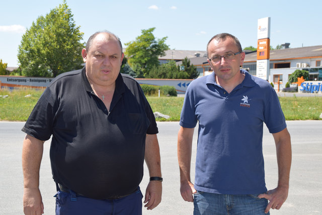 Bruder Thomas Stipits (li.) ist der Experte für die Wartung der Fahrzeuge und Maschinen.