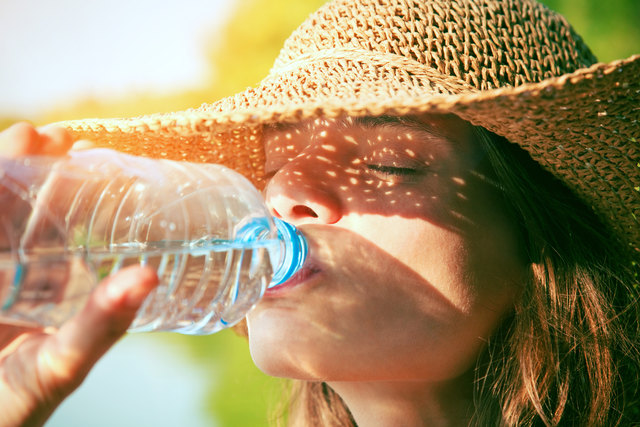 Wenn es heißer wird, ist es besonders wichtig, ausreichend zu trinken. | Foto: Ivan Kruk - Fotolia.com