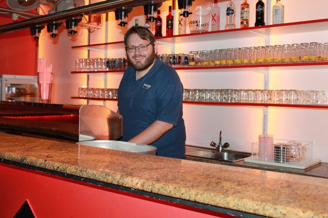 Carlo Colazzo hinter der Theke in der Diskothek Rondo: Als rechte Hand seines Vaters Fernando führt er die Lokale