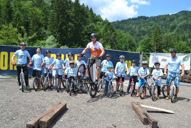 Spektakulär: Junioren-Vizeweltmeister Thomas Pechhacker (Mitte) und die Lunzer Biketrial-Gruppe rund um Peter Enöckl (l.) begeisterten mit ihren Akrobatikeinlagen. | Foto: Stefan Hackl