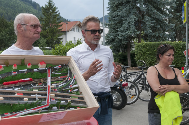Siggi Larcher und Thomas Pupp mit dem Modell der Rad-Europa-Brücke. | Foto: Patrick Ausserdorfer