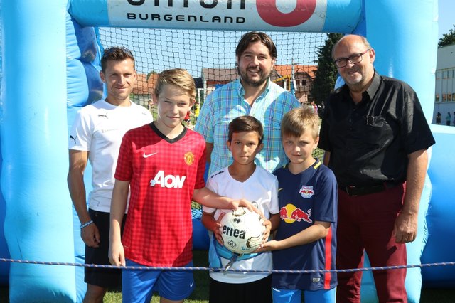 Fußballfieber: Kasim, Paul und Manuel zeigten Sportkoordinator Marc Kerschbaumer, Bgm. Hans Unger und OSTR Erwin Friedl ihre Fußballkünste im Riesenwuzzler. | Foto: U-Tour/Christoph Schnitter