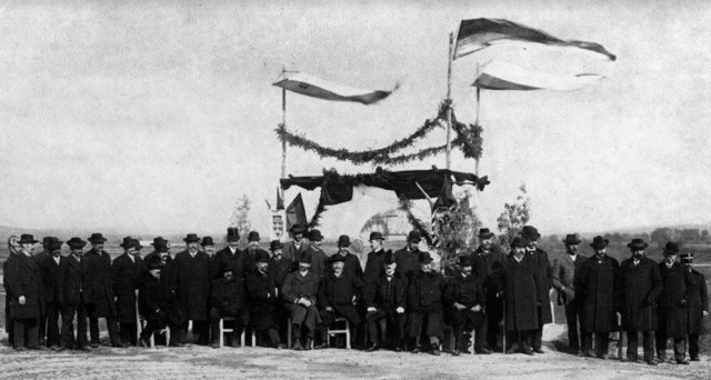 21. Oktober 1908: feierliche Enthüllung der Donaugrabenpyramide in Bisamberg durch den Landmarschall Prinz Alois von und zu Liechtenstein | Foto: Archiv Gemeinde Bisamberg