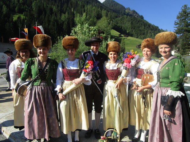 Dass es in Tirol mehrere Trachtenvarianten und damit auch Musikkapellen gibt, deren Marketenderinnen eine Pelzkappe tragen, zeigte sich am Sonntag, dem 18. Juni beim Bezirksmusikfest und 200-Jahr-Jubiläum der Musikkapelle Kappl. Dort trafen etwa die Zammer auf die Musikkapelle Kundl und stellten sich sofort mit dem Kundler Stabführer für ein nettes Foto zusammen. | Foto: Petter