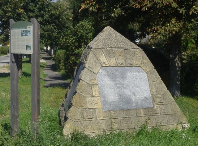 Der Gedenkstein anläßlich der Fertigstellung des Donaugrabens von 1908. | Foto: Gemeinde Bisamberg