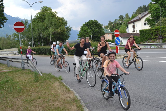 Einmal ganz gemütlich mit den Kindern mit dem Rad in den Sieglanger fahren... Nur bei Demos und mit Polizeischutz möglich.