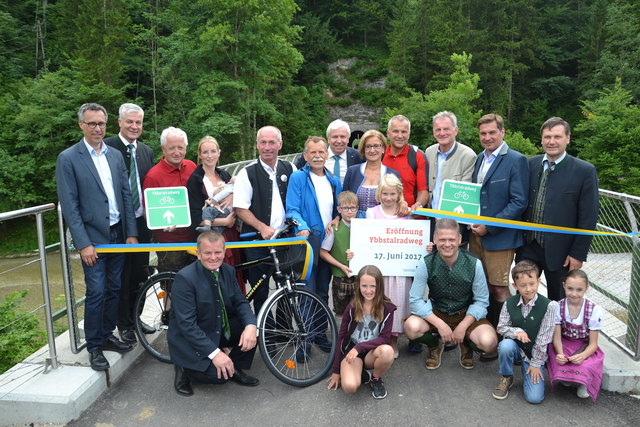 Eröffnung des Ybbstalradwegs: Landeshauptfrau Johanna Mikl-Leitner (M.) mit den Abgeordneten Georg Strasser und Anton Kasser, den Bürgermeistern Josef Hofmacher, Manuela Zebenholzer, Johann Lueger und Martin Ploderer sowie Landesschulratspräsident Johann Heuras, Landtagsabgeordneter Helmut Schagerl, Bürgermeister Friedrich Fahrnberger, Bürgermeister Werner Krammer, Bundesrat Andreas Pum (h.) sowie Vizebürgermeister Ernst Steinauer und Eisenstraße-Obmann Andreas Hanger (v.). | Foto: Stefan Hackl