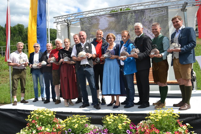 Mit einem Präsent aus Ybbs-Steinen und Eisen bedankte sich Gastgeber Johann Lueger bei Planer Alois Graf und Friedrich Steinbacher, Amtsleiter Thomas Weber, die Bürgermeister Josef Hofmarcher, Manuela Zebenholzer, Friedrich Fahrnberger, Johann Lueger und Helmut Schagerl, Landeshauptfrau Johanna Mikl-Leitner, Radweg-Obmann Martin Ploderer, Landtagsabgeordneter Anton Kasser, Eisenstraße-Obmann Andreas Hanger und Bürgermeister Werner Krammer. | Foto: Stefan Hackl
