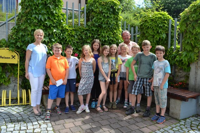"Was macht ein Bürgermeister eigentlich?" Die Kinder der dritten Klasse Volksschule Kammern, die in Begleitung ihrer Lehrerin Lisa Glück (l.) waren,  bekamen kürzlich von Bürgermeister Karl Dobnigg (rechts hinten) die Antwort. | Foto: KK
